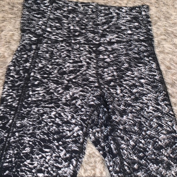 Lululemon Athletic Black & White Deep Breath Cropped Mesh Leggings size 4 - Picture 3 of 6